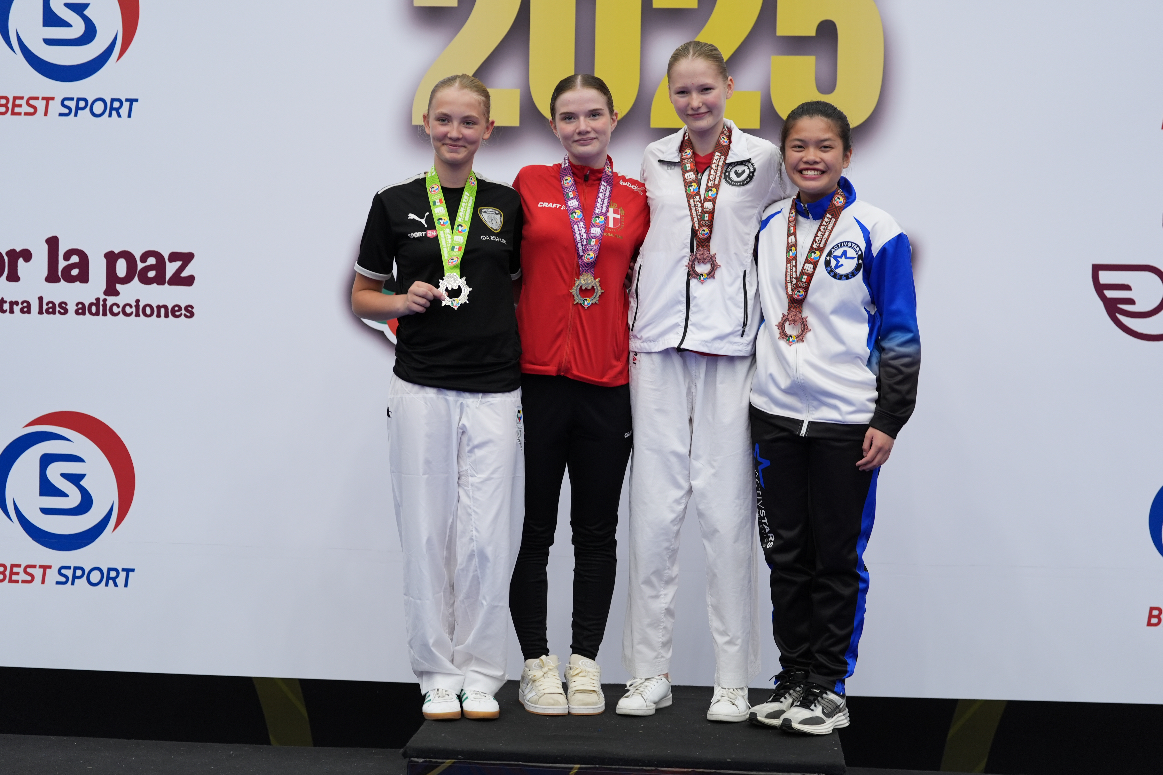 Marina Rybalko fra Os Karateklubb (nr. tre fra venstre) tok en sterk tredjeplass i Youth League i Mexico i helgen.