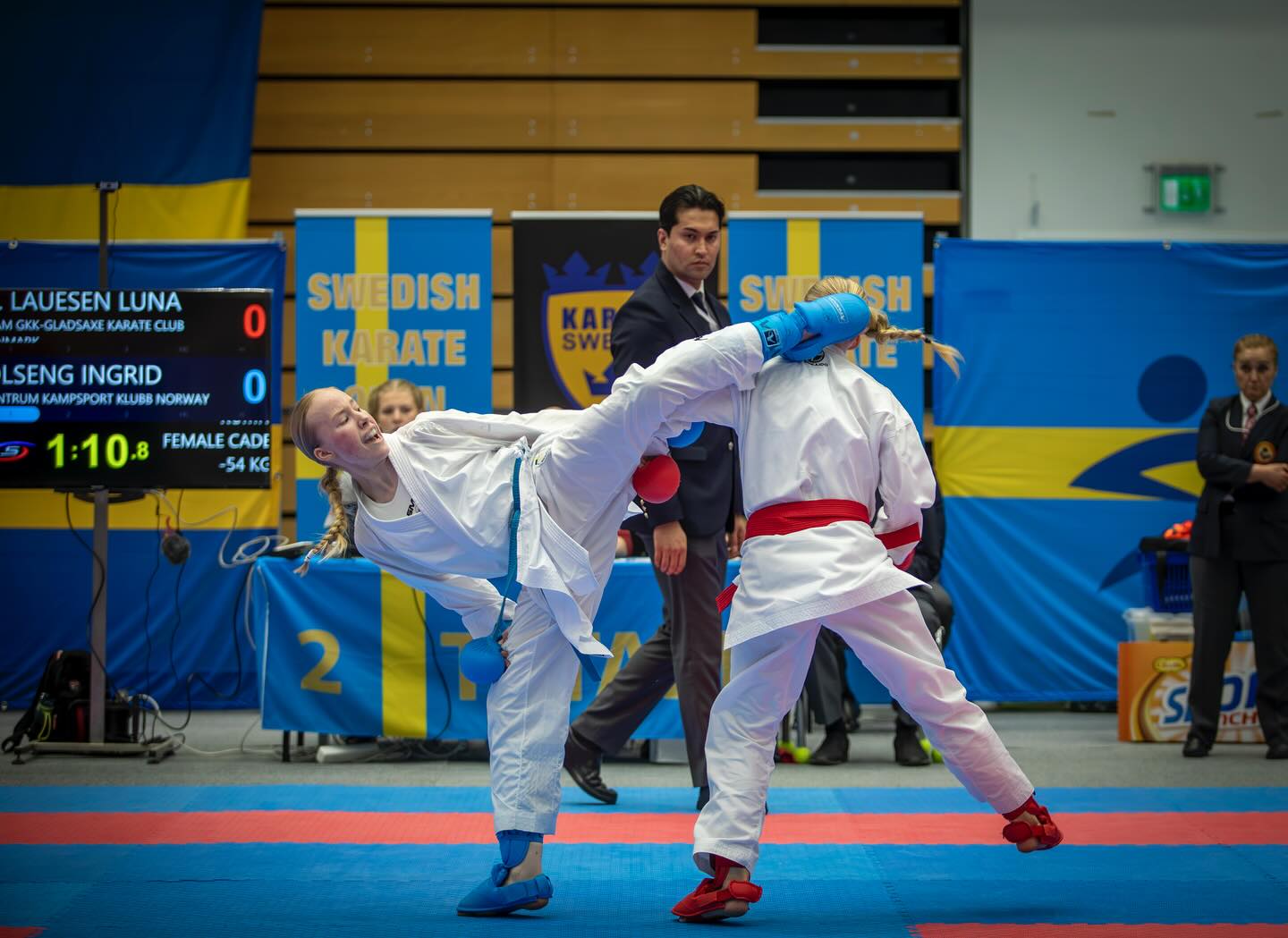 Ingrid Olsen (t.v.) tok en flott 5. plass i Youth League. Foto: Sentrum Kampsport.