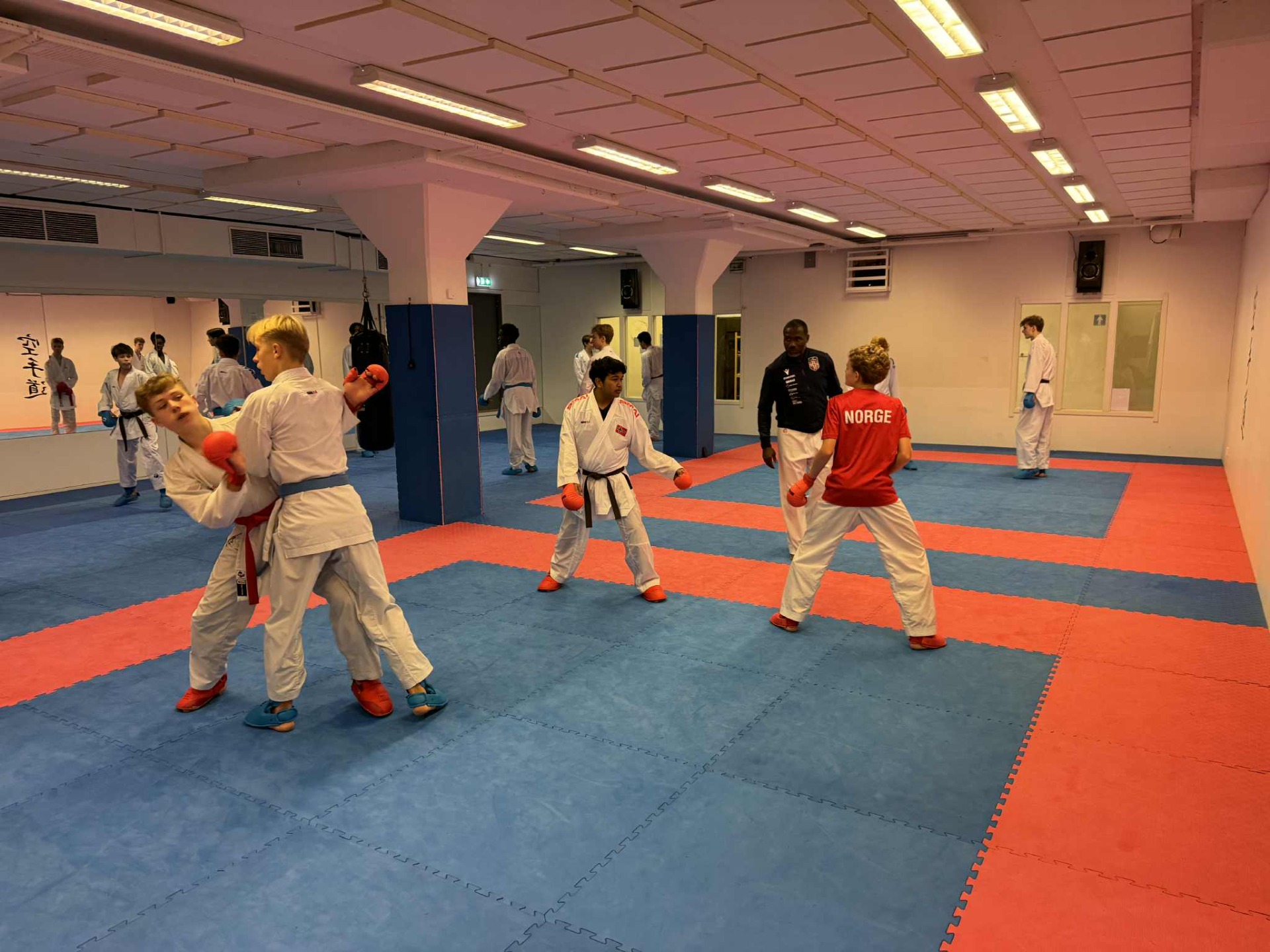 Wayne Otto og utøvere under helgens samling.