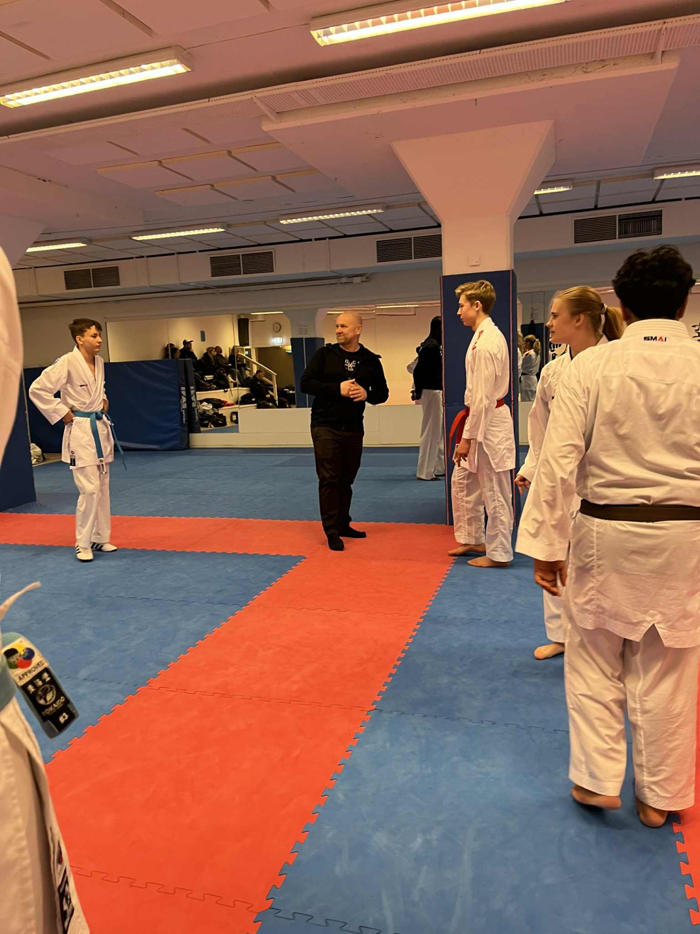 Olympiatoppens Frank Abrahamsen og utøvere under helgens samling.